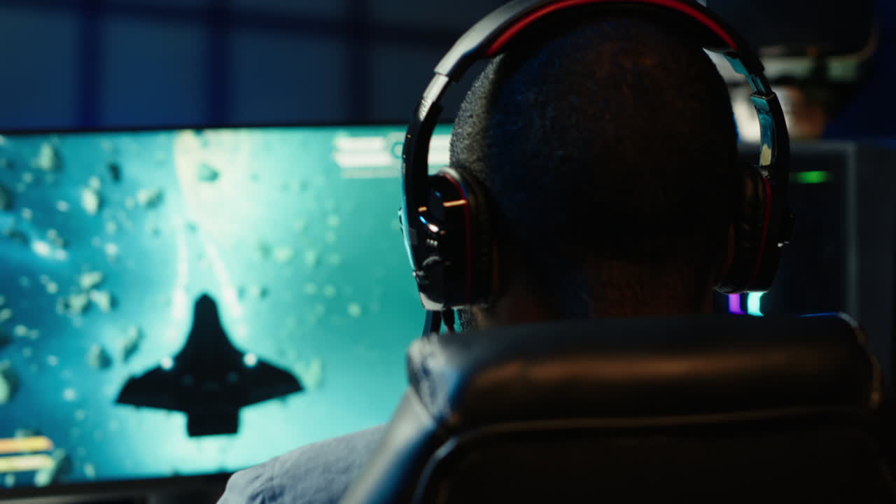 Gamer che naviga nell'universo in un gioco di simulazione, primo piano.