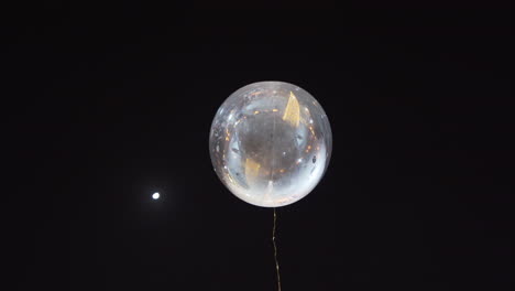 Globo-Transparente-Por-La-Noche-Con-La-Luna-Brillando-En-El-Cielo