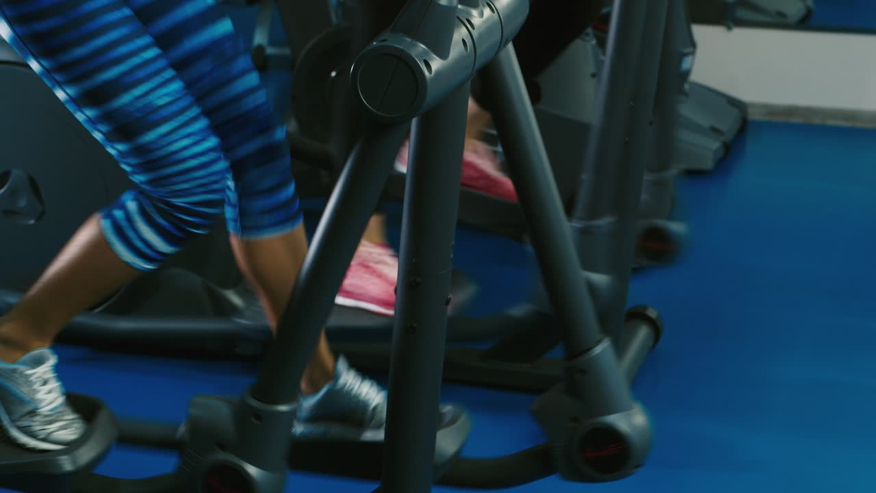 젊은이들은 체육관에서 훈련한다 5