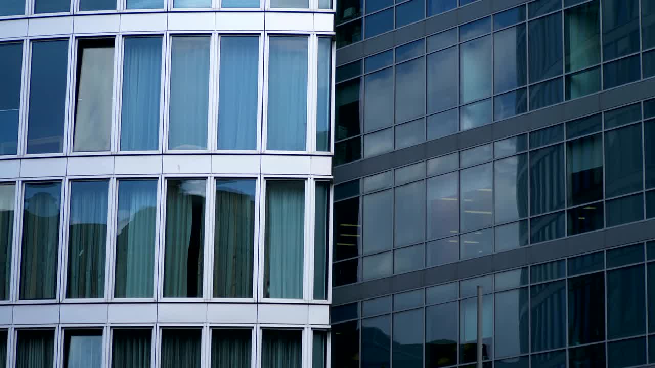 облака медленно текут, отражаясь на стеклянном здании бизнеса.