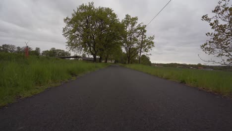 montar en un camino rural