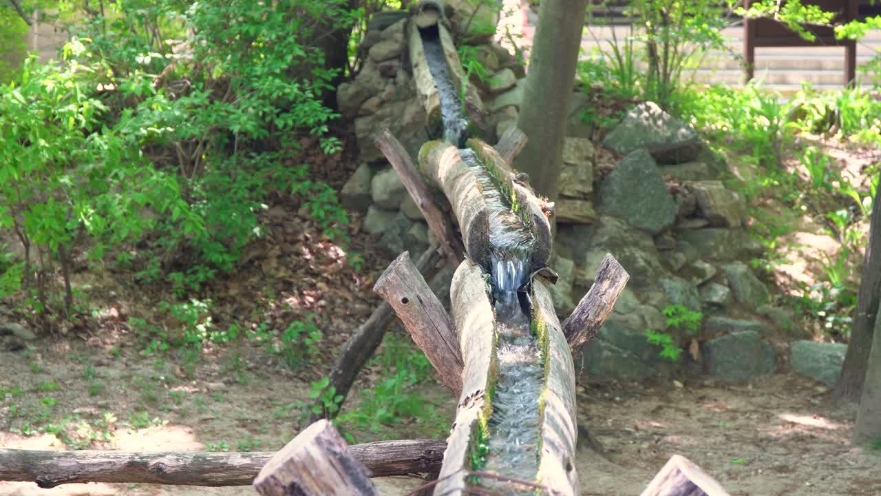 한국 민속촌 용인시의 열린 나무 파이프를 통해 흐르는 맑은 담수