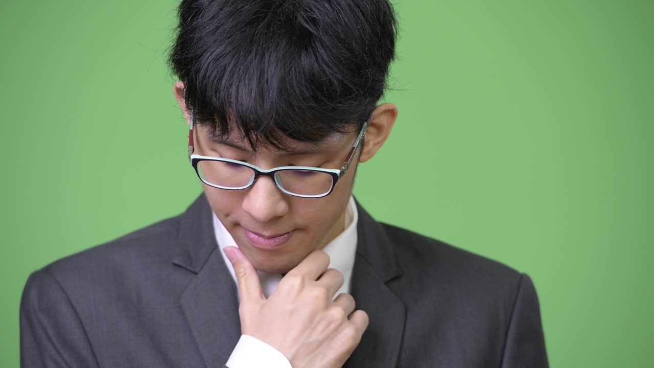 슬픈 젊은 아시아 사업가 생각
