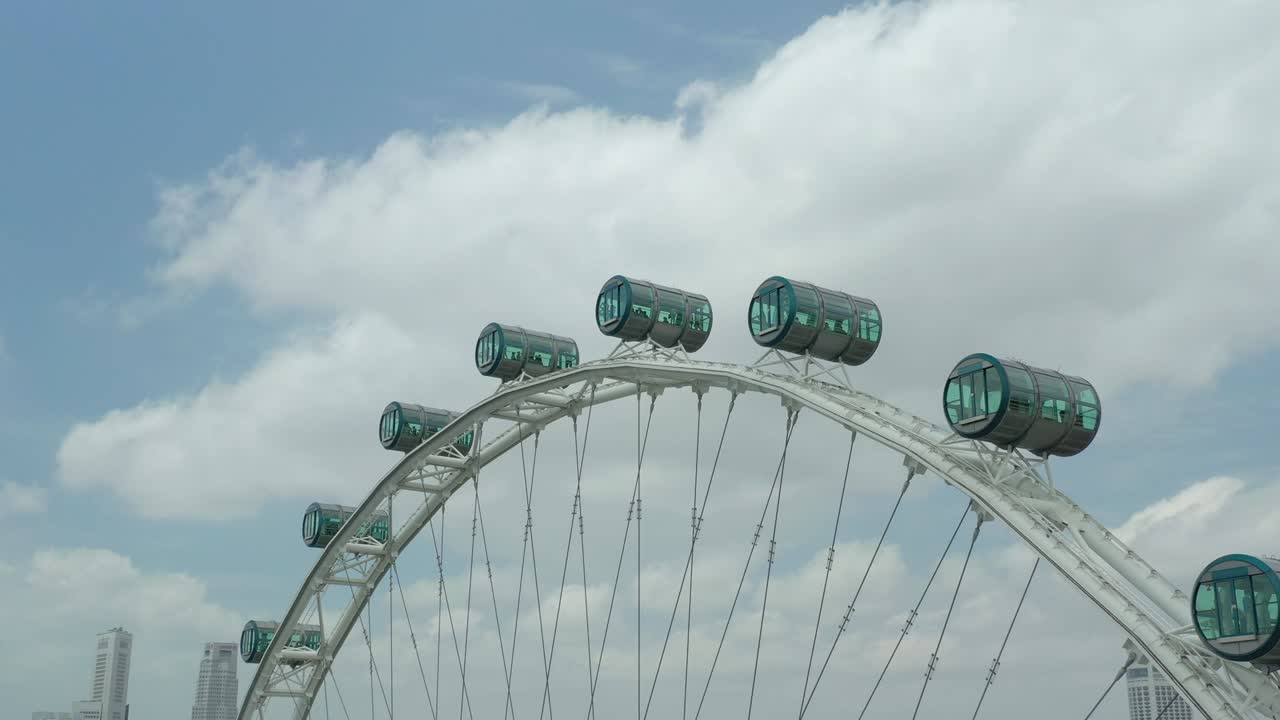 hora del día singapur famosa cabina de volante de cerca panorama aéreo 4k