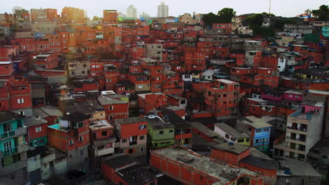 vista aérea de las coloridas casas de las favelas, puesta de sol en el gueto de villa lobos, en são paulo, brasil