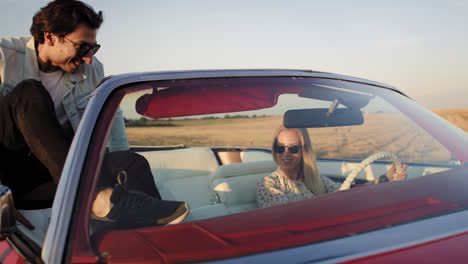 video de un hombre feliz saltando en un cabriolet