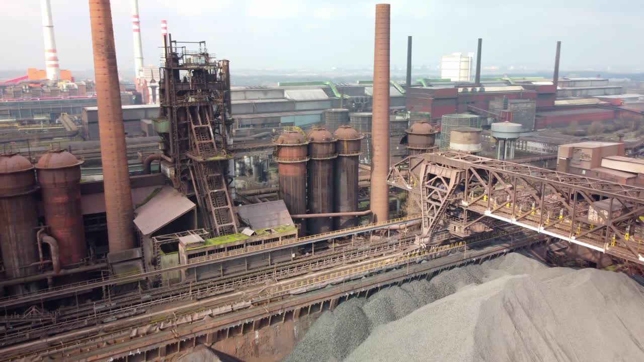 disparo de avión no tripulado en órbita planta de la industria pesada