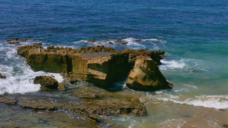 Estas-Son-Imágenes-De-Pájaros-En-Una-Gran-Roca-En-El-Océano-Pacífico.