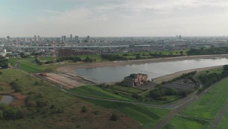 Río-Arakawa-Con-Vistas-A-La-Ciudad-De-Saitama-Con-Berma-Y-Control-De-Inundaciones-En-Primer-Plano-En-Saitama,-Japón