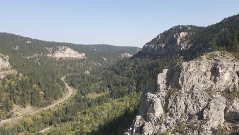 Drohne,-Die-Um-Den-Canyonrand-In-Der-Spearfish-Schlucht-Kreist