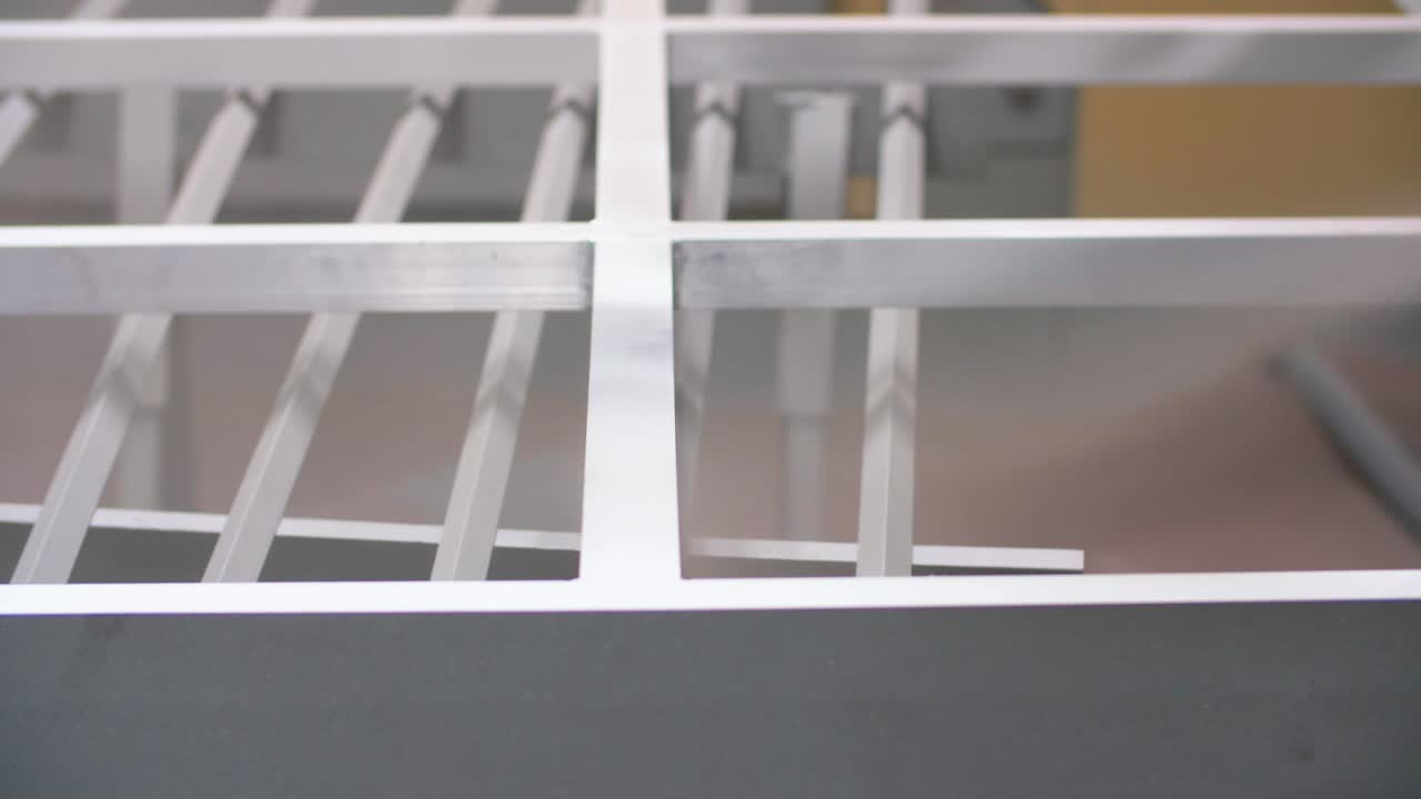 작업장에서 금속 표면에 모래 분사를 사용하여 마스크를 착용한 작업자