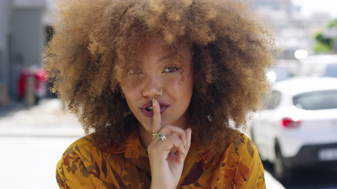 mulher com cabelo encaracolado na rua da cidade