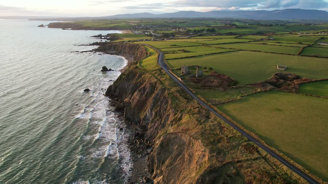 waterford, un dron revela las minas de cobre de tankardstown mientras el sol se pone en el horizonte