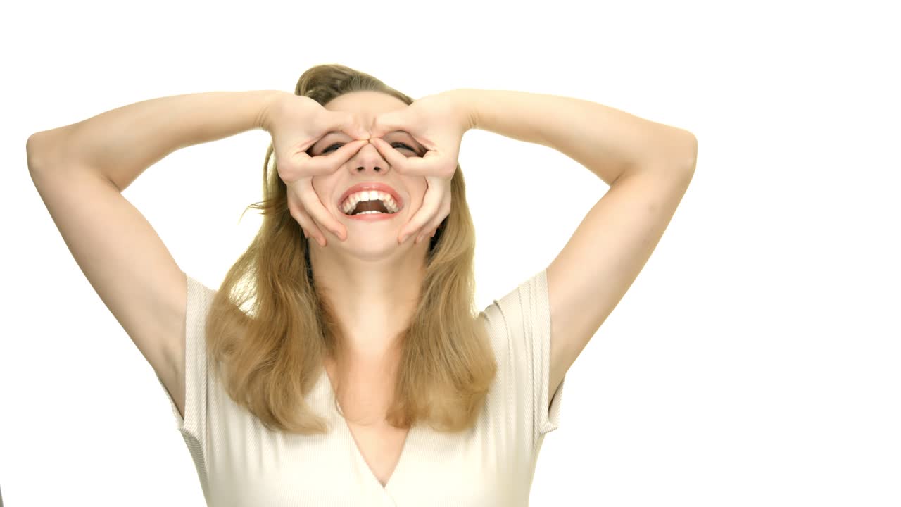 linda mujer rubia poniéndose graciosa