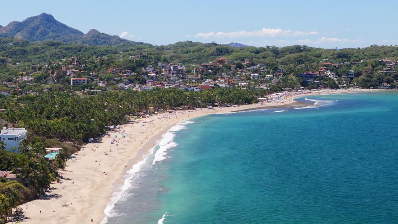 drone volando a lo largo de la playa principal en sayulita, méxico