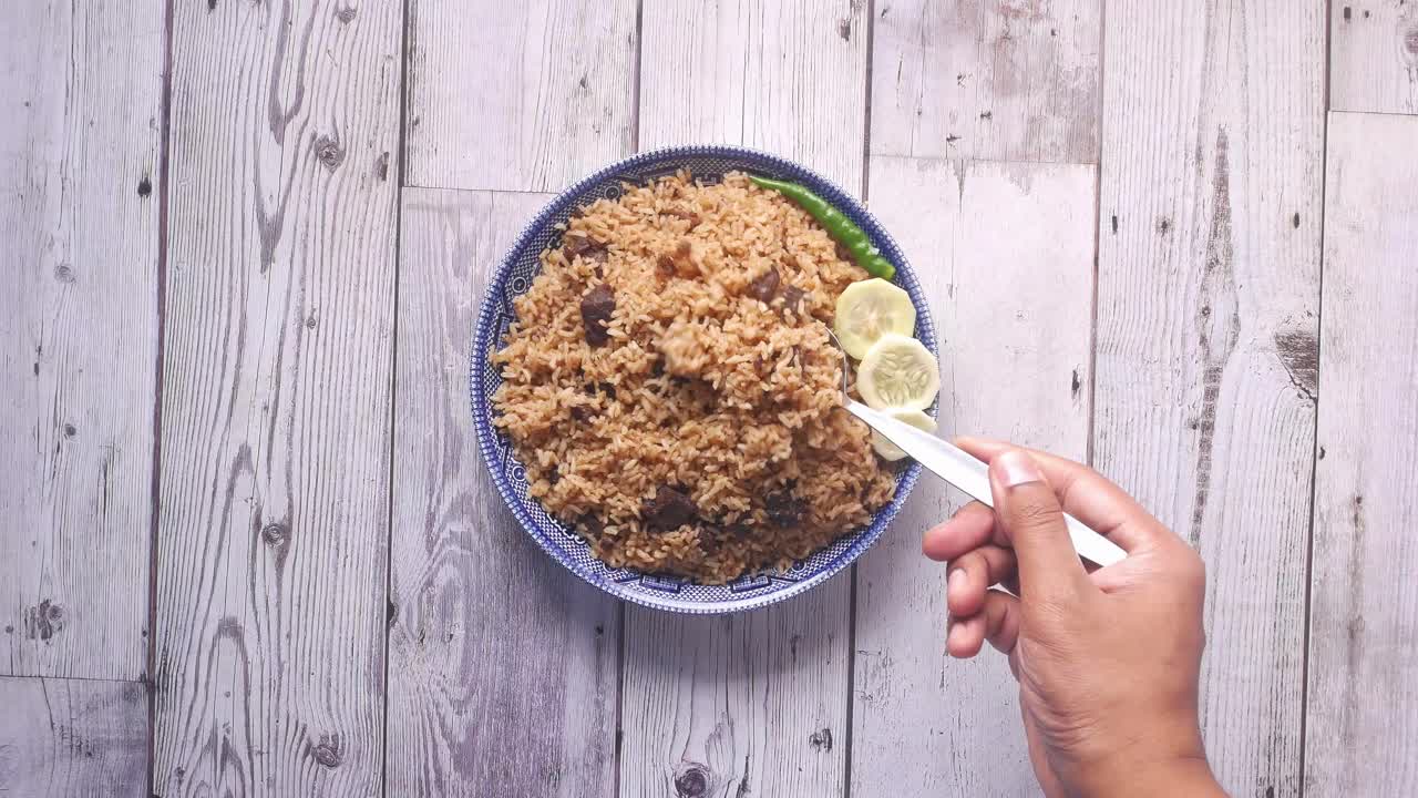 delicioso biryani con pepino y chile