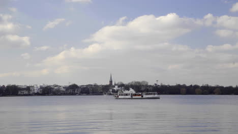 Barco-Barkasse-En-El-Lago-Alster-Vacío-En-Hamburgo-Alemania-Contra-El-Cielo-Azul