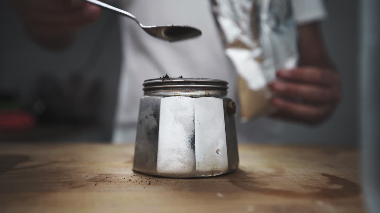 agregar filtro de café en polvo en una mini máquina de café espresso