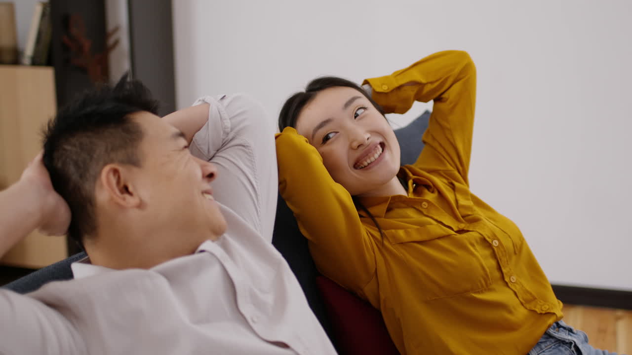 행복 한 부부 가 집 에서 휴식 을 하고 있다