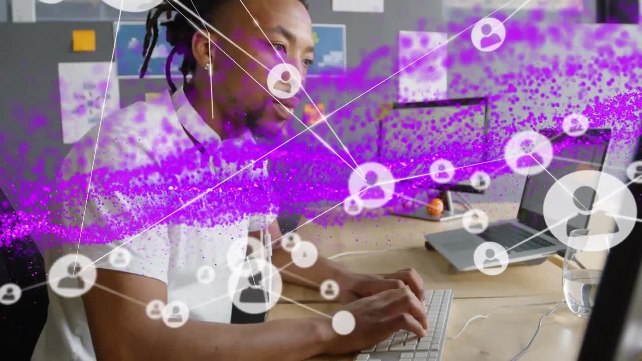 Animation d'un réseau de connexions sur une femme caucasienne heureuse utilisant un smartphone.