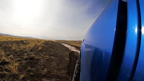 Fahren-Auf-Einem-Offroad-Trail-Mit-Schlamm-Und-Schnee,-Der-Von-Den-LKW-Rädern-Fliegt---Rückansicht-In-Zeitlupe