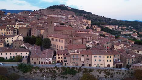 Erstaunlicher-Flug-Von-Oben-Aus-Der-Luft,-Historische-Hügelstadt-Cortona,-Toskana,-Arezzo,-Italien