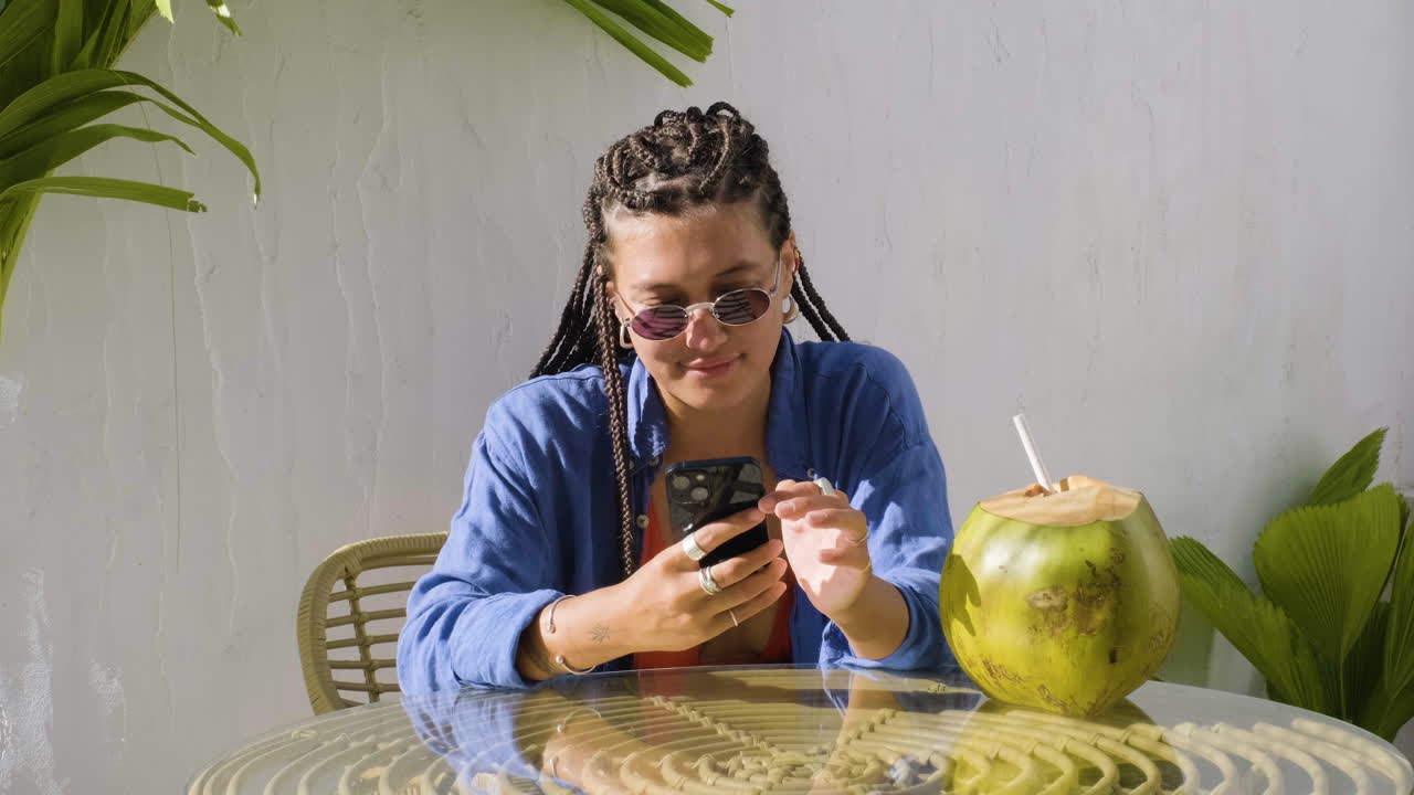 테라스에 앉아있는 여자