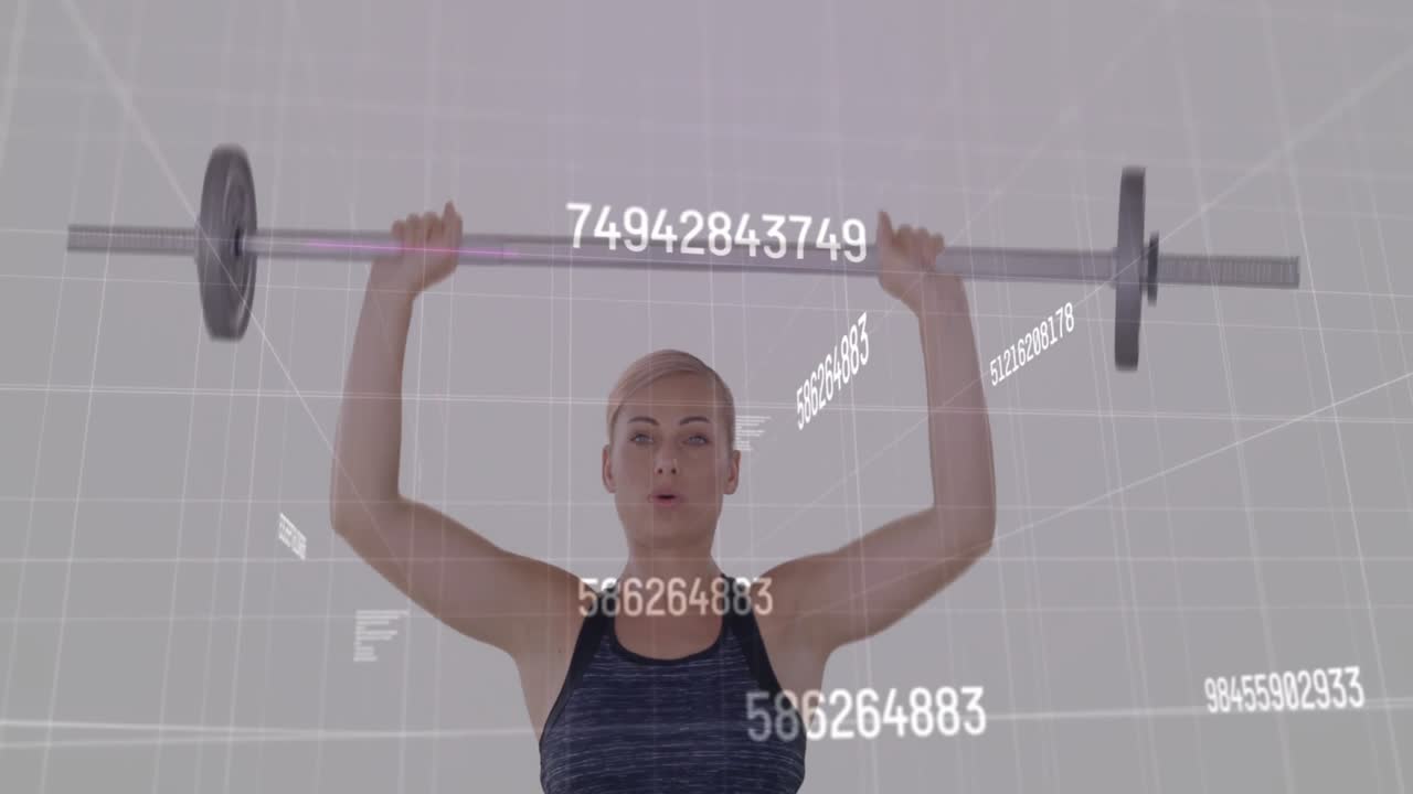 Frau hebt Langhantel über Kopf auf Gitterhintergrund, der schwebenden numerischen Text für Fitness-Tech überlagert