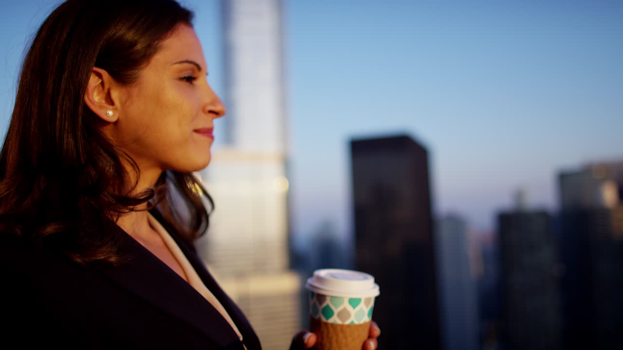 gerente de negocios hispana usando pantalla táctil en el techo