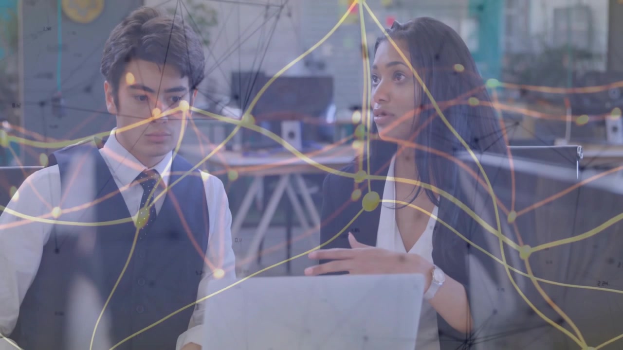 Mujer señalando una computadora portátil y explicando datos de negocios, con una superposición de red animada que conecta temas