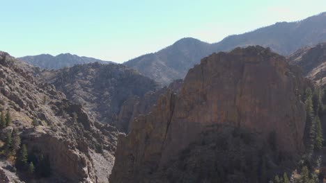 Weite-Luftaufnahme-Des-Trockenen-Ödlandes,-Aus-Dem-Die-Rocky-Mountains-Bestehen