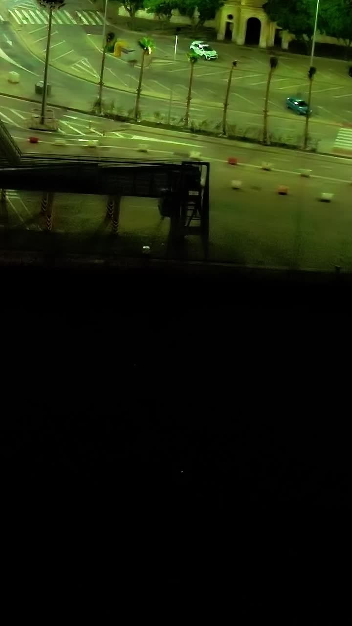 Vista notturna delle strade di Malaga con scie luminose dei veicoli