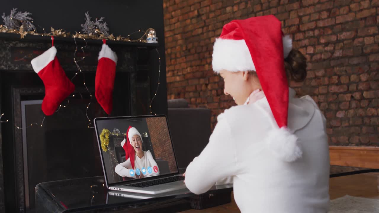 mujer caucásica pasando el tiempo en casa con sombrero de papá noel
