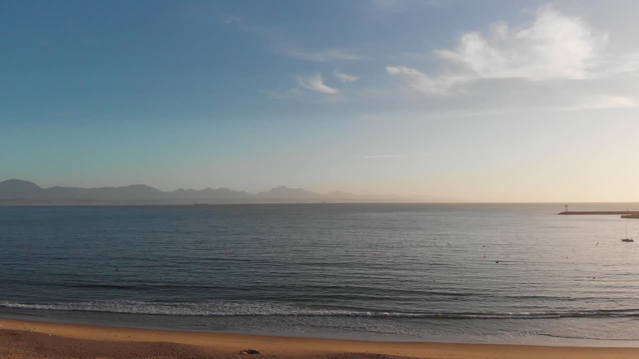 toma de drones de la fresca vista al mar de la mañana en mosselbaai, sudáfrica