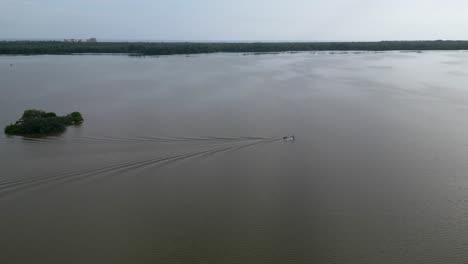 Paseos-En-Bote-A-Vista-De-Drone-En-Manialtepec-Cerca-De-Puerto-Escondido,-Oaxaca,-México