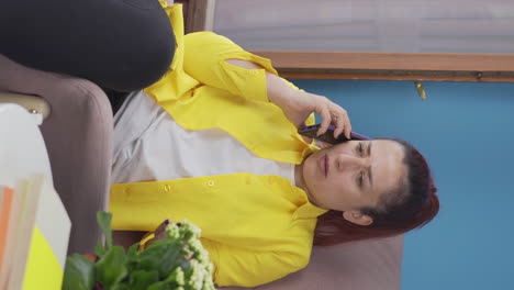 여성의 수직 비디오는 전화로 이야기하고, 논쟁하고 있습니다.