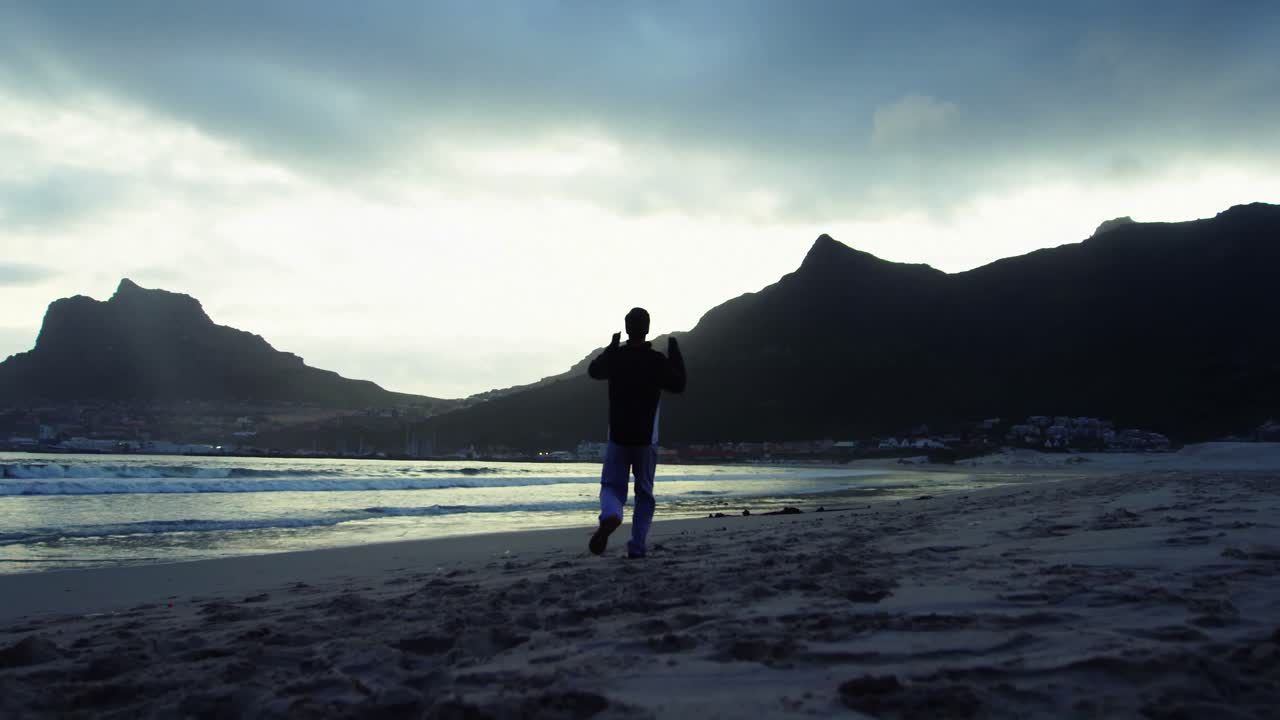 해변에서 달리는 남자