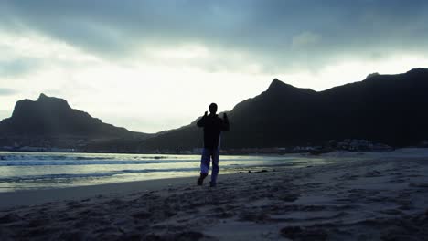 hombre corriendo en la playa