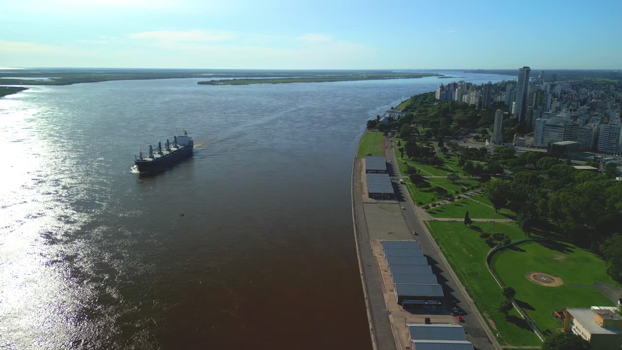 rosario, argentina provincia de santa fe imágenes aéreas con drones de la ciudad vistas del río paraná gran barco en el medio del río