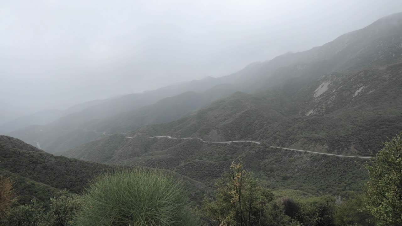 오하이오 캘리포니아 위의 산타 이네즈 산맥 위로 빠른 폭풍우가 시간 경과