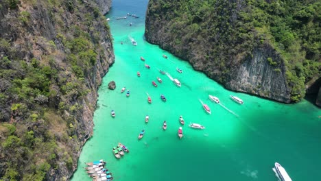 barcos en la vibrante laguna de pileh de la isla de phi phi en un día soleado, aérea