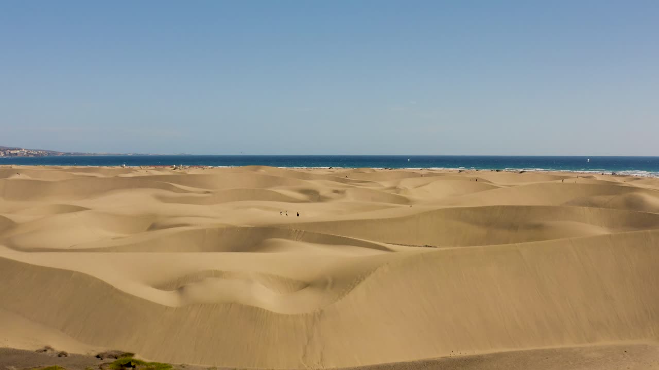 toma de drones del desierto y dunas con playa y mar, dunas de maspalomas, gran canaria