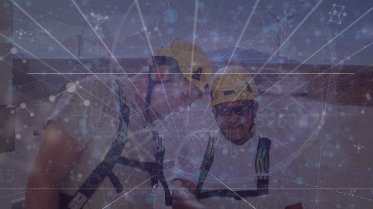 animación de moléculas, cuadrículas sobre ingenieros caucásicos trabajando en computadora portátil en una central solar