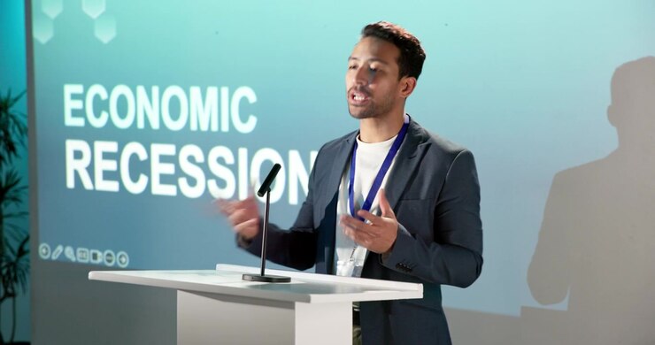 Giovane professionista che tiene una presentazione sulla recessione economica