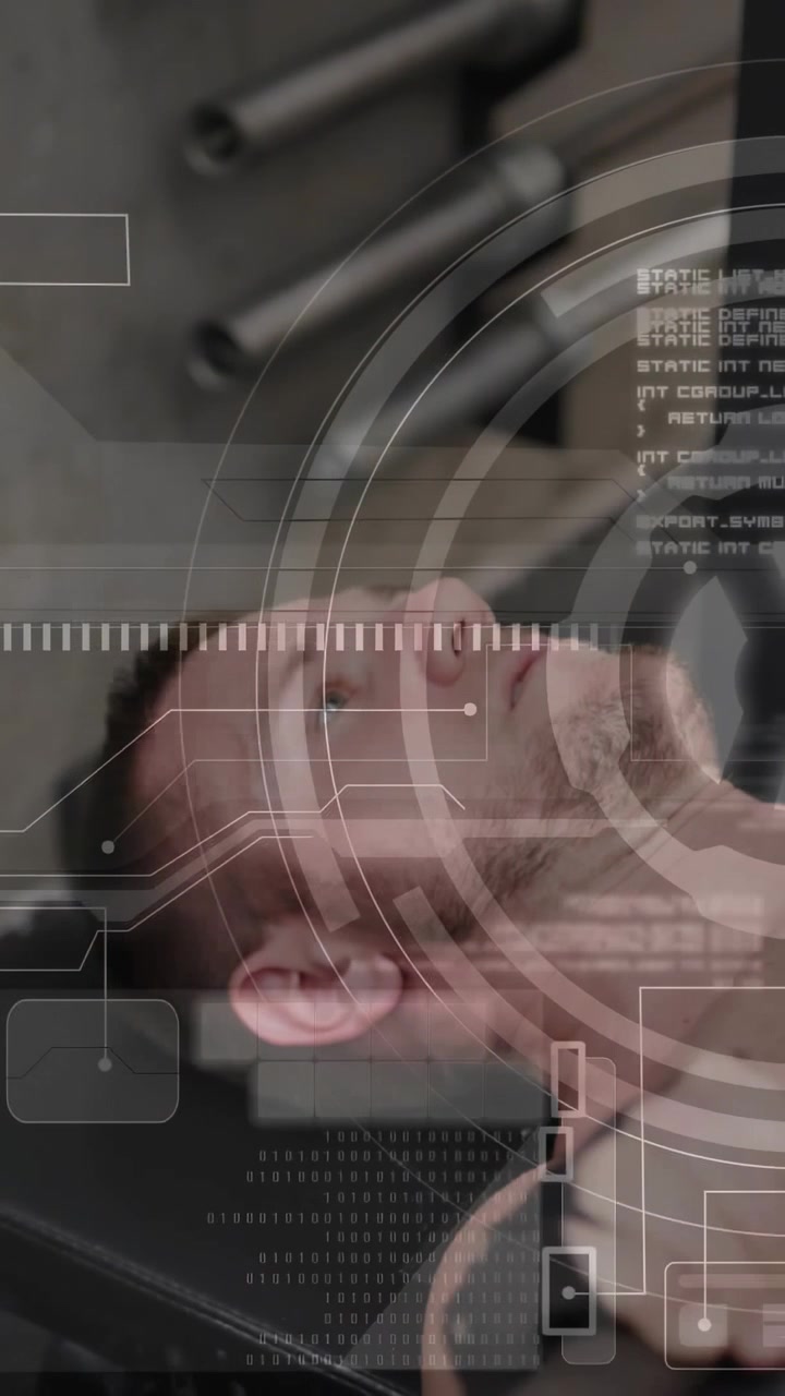 Video verticale: Uomo su panca da palestra che afferra un manubrio, spingendo per la forza mentre l'HUD mappa le ripetizioni.