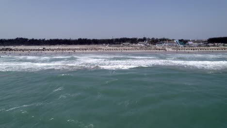 Vista-Aérea-Lateral-De-Las-Olas-Y-La-Playa-De-Tampico