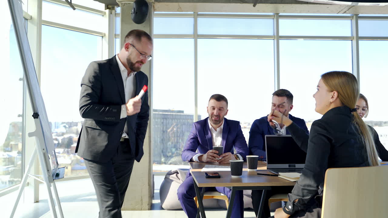 Forretning, teknologi og kontorkoncept - glad forretningsteam med bærbare computere, dokumenter og kaffe. Møde før arbejdsdagens start for at diskutere en forretningsplan