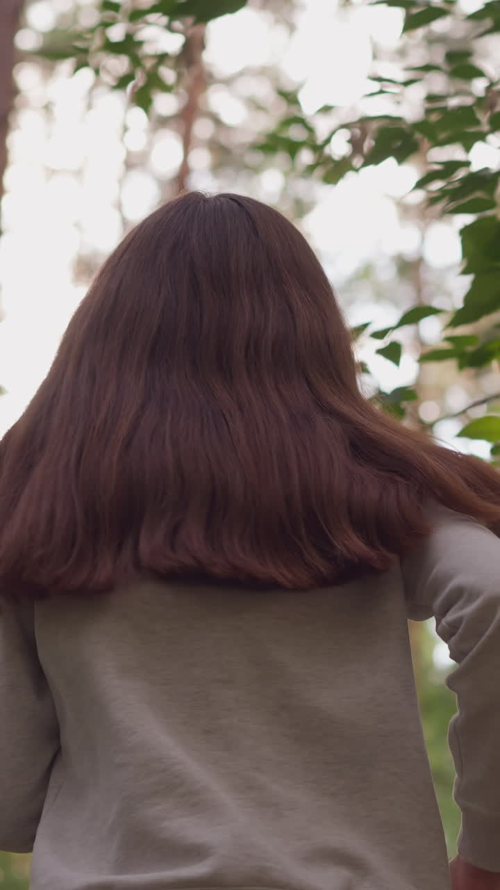 은 날씨에 숲을 가로질러 조하는 여자 운동선수 - 젊은 여성이 여름날 자연에서 신체 운동을 수행하는 대회를 준비합니다.