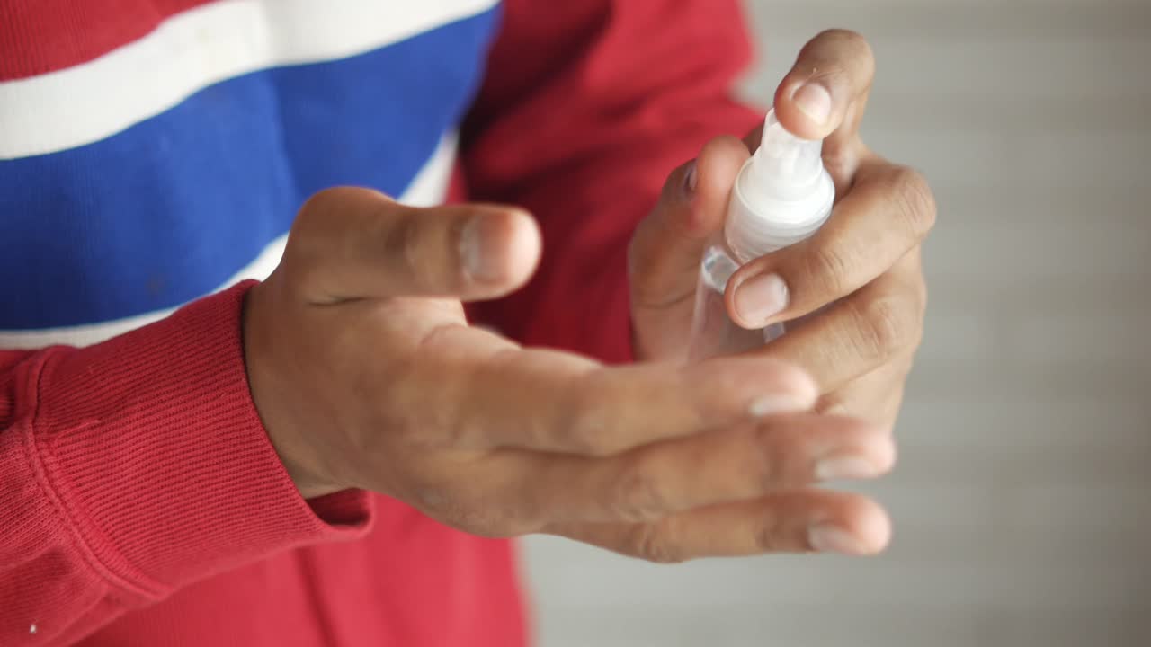 aplicación de desinfectante para las manos