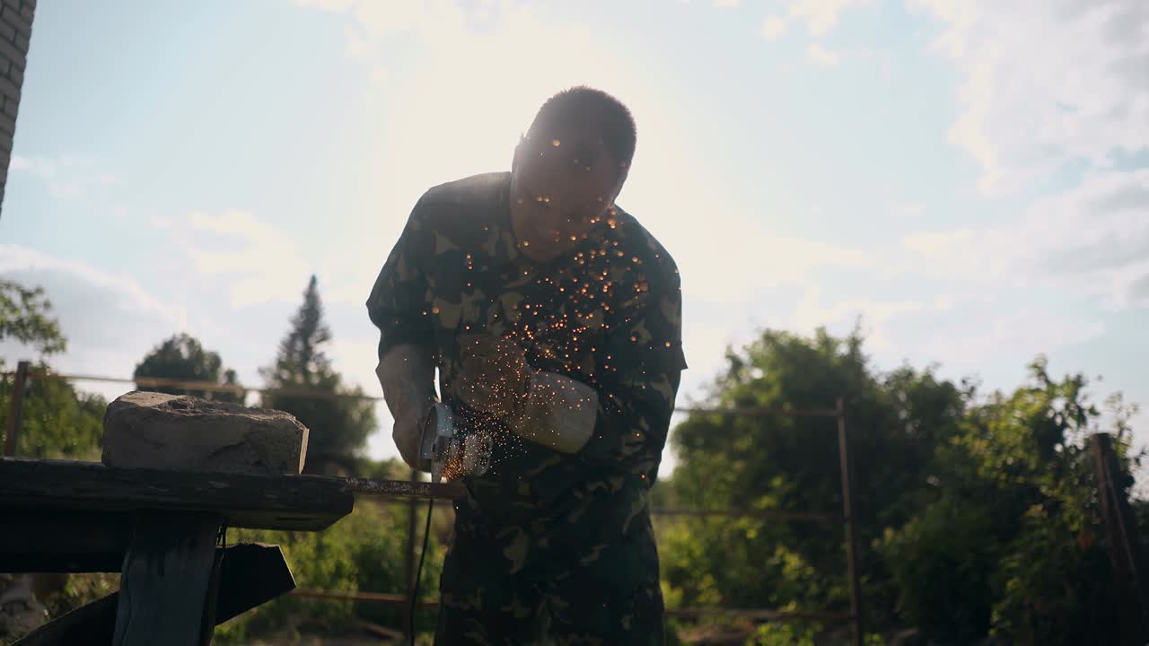 유니폼 을 입은 건축가 가  ⁇ 빛 에 원형 사 를 사용 하여 판 을 잘라